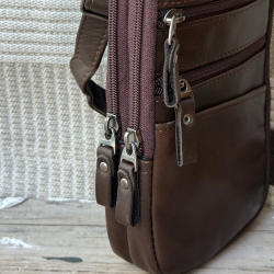 City skuldertaske - Perfekt str til mobil, pas mm - sort el.cognac skind - Freja skind