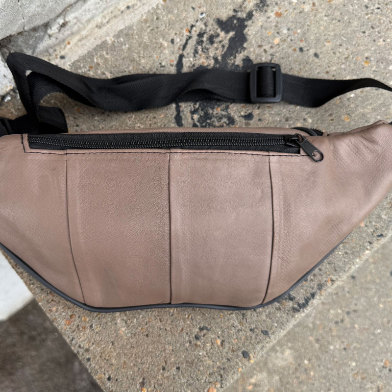 Mörk beige bältesväska i lammskinn - Bältesväska för resan, festival mm