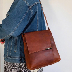 Luciana skuldertaske med klap - Patineret cognac bøffellæder - Leather design - Freja skind
