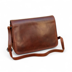 Claire skuldertaske med klap - Patineret brun bøffelskind - Leather design - Freja skind