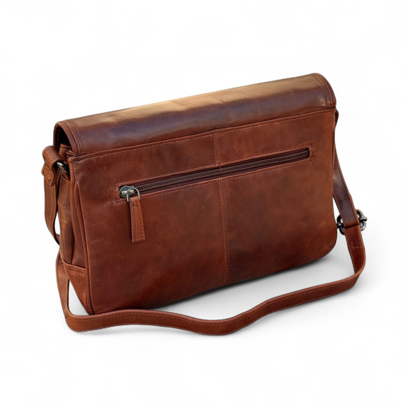 Claire skuldertaske med klap - Patineret brun bøffelskind - Leather design - Freja skind