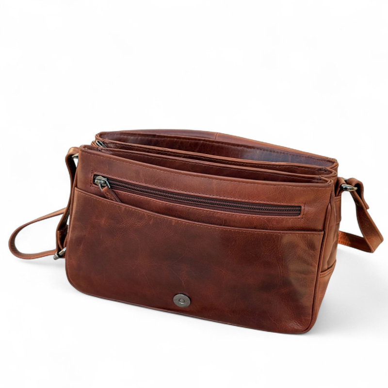 Claire skuldertaske med klap - Patineret brun bøffelskind - Leather design - Freja skind