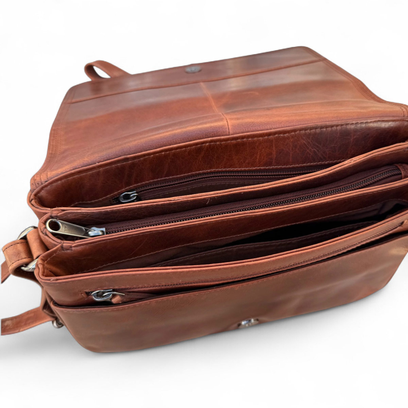 Claire skuldertaske med klap - Patineret brun bøffelskind - Leather design - Freja skind