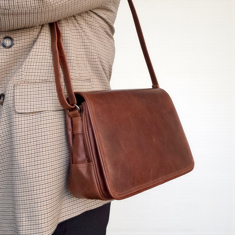 Claire skuldertaske med klap - Patineret brun bøffelskind - Leather design - Freja skind