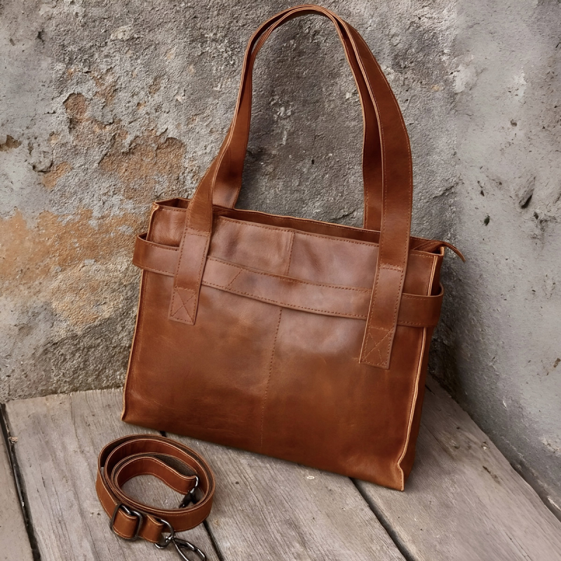 Bianca skuldertaske i patineret cognac bøffellæder - UR 898 - Leather design - Freja skind