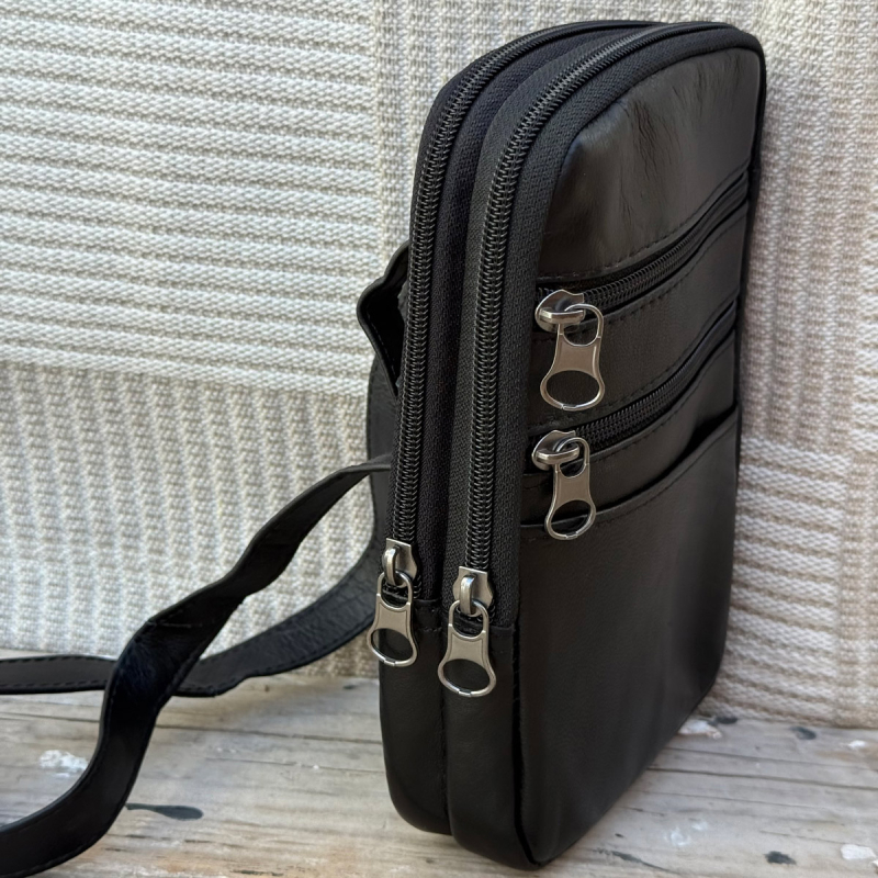 Sort city skuldertaske - Fin til mobil, pas mm - lammeskind - Freja skind