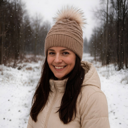 Taupe dame strikhue med kvast - Blød og varm - Freja skind