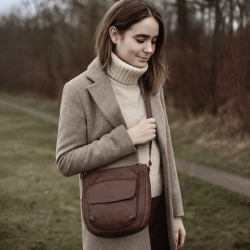 Brun Agusa crossbody taske i blød kalveskind - Montana - Freja skind
