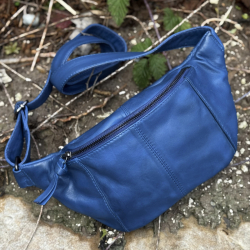 Silja bumbag med skindrem - Blød blå lammeskind - Eksklusiv hos Freja skind