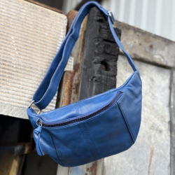 Silja bumbag med skindrem - Blød blå lammeskind - Eksklusiv hos Freja skind