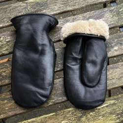 Sort dame rulamsluffe - Glat lammeskind udvendig og rulamsfoer indv. Eksklusivt hos Freja skind