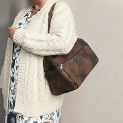 Anja skuldertaske i patineret brun skind - Freja skind