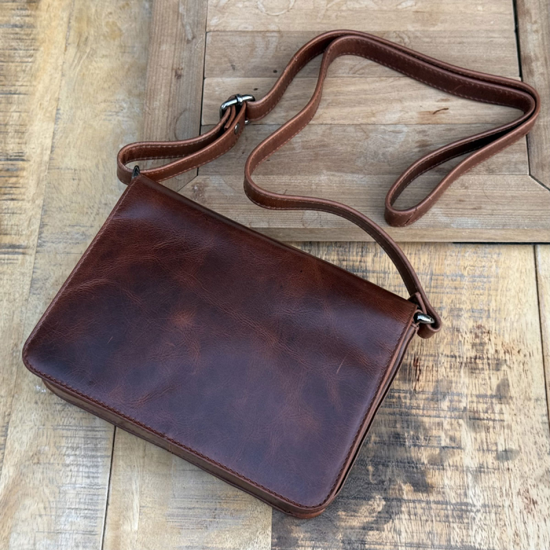 Elsa skuldertaske med klap - brun skind - Leather design