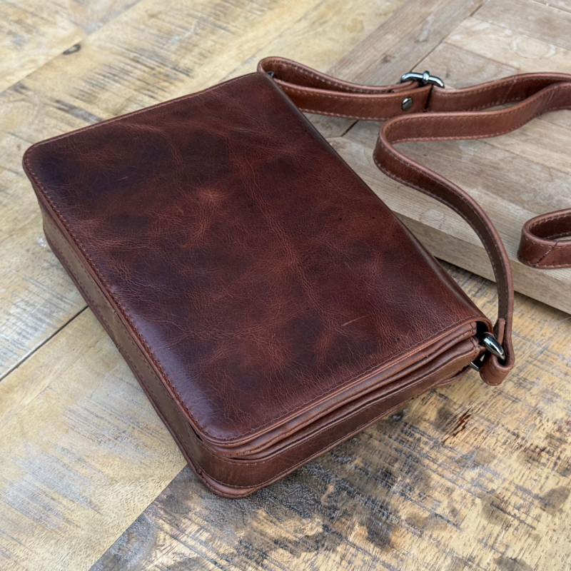 Elsa skuldertaske med klap - brun skind - Leather design