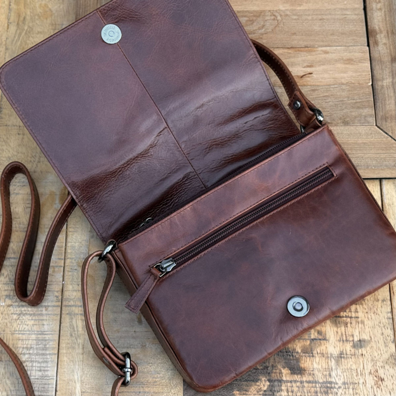 Elsa skuldertaske med klap - brun skind - Leather design