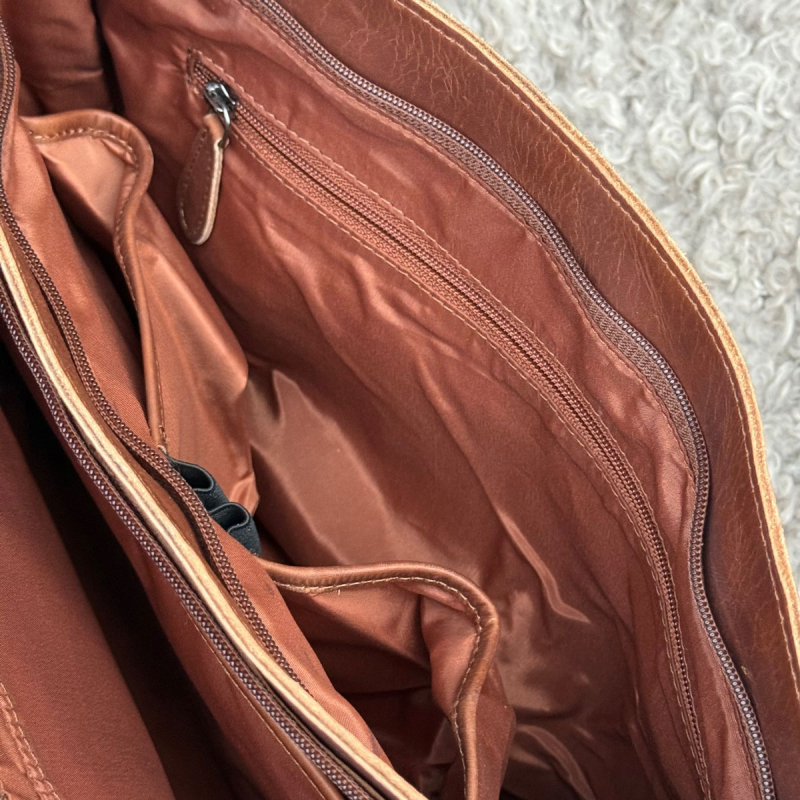 Denise arbejdstaske i patineret cognac bøffellæder - Leather design - Freja skind