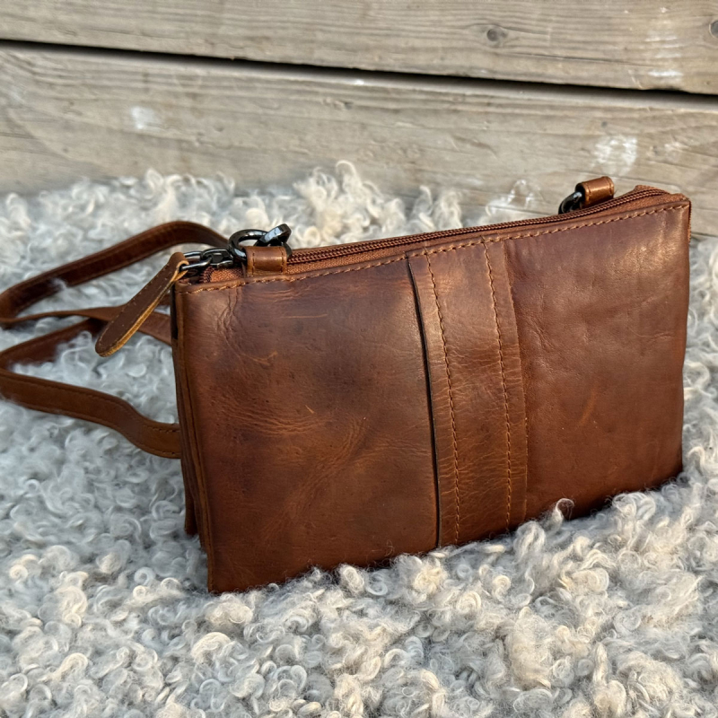 Petra skuldertaske - Smart lille dametaske i cognac bøffellæder - Leather design - Freja skind