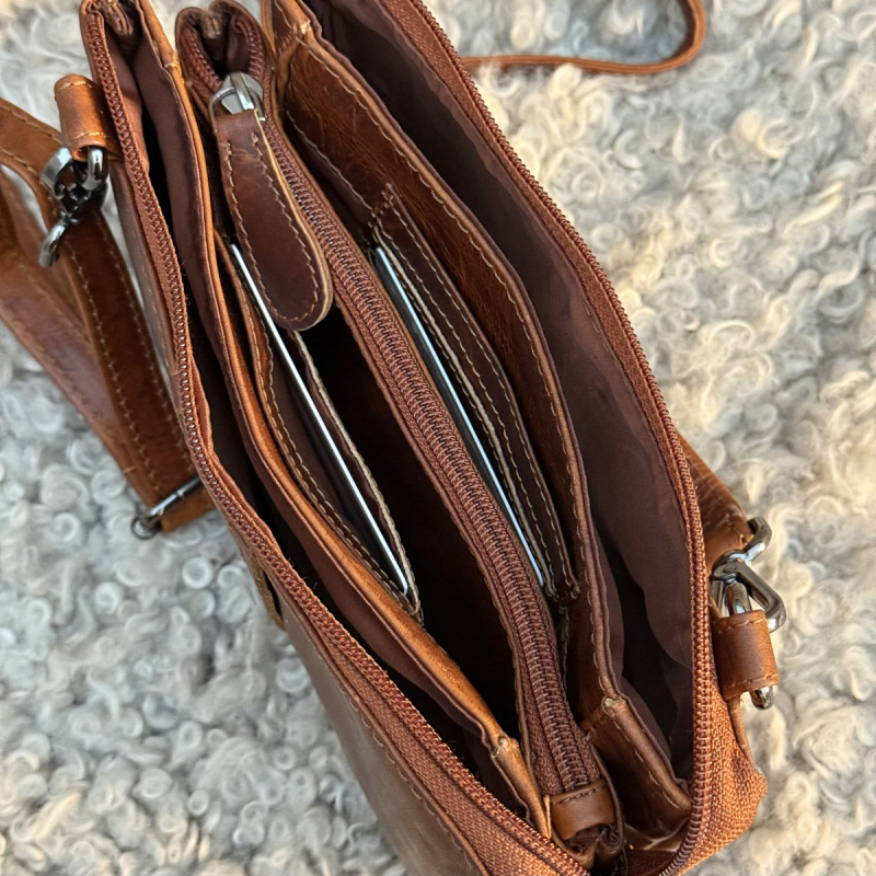 Petra skuldertaske - Smart lille dametaske i cognac bøffellæder - Leather design - Freja skind