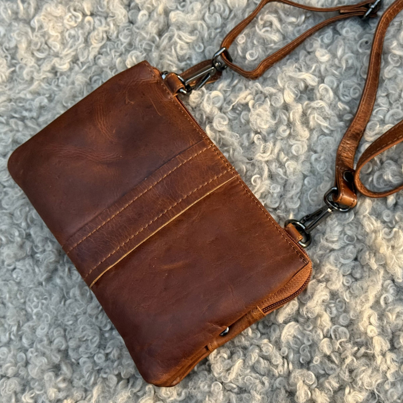 Petra skuldertaske - Smart lille dametaske i cognac bøffellæder - Leather design - Freja skind