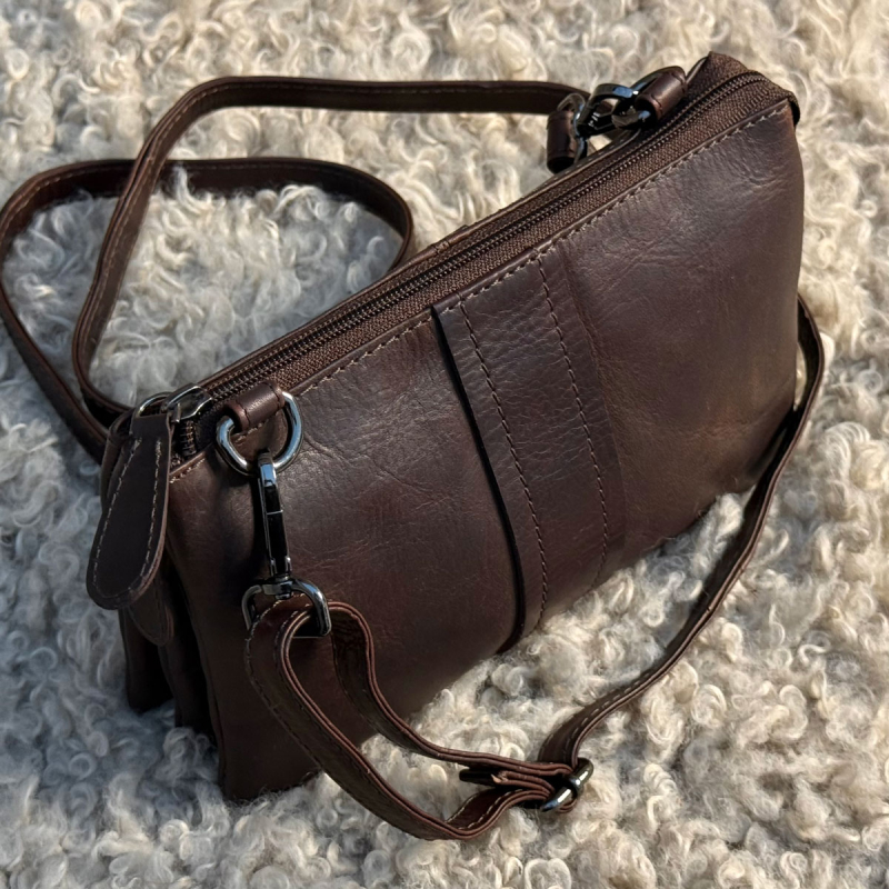 Petra skuldertasker i mørk brun bøffellæder - Leather design - Freja skind