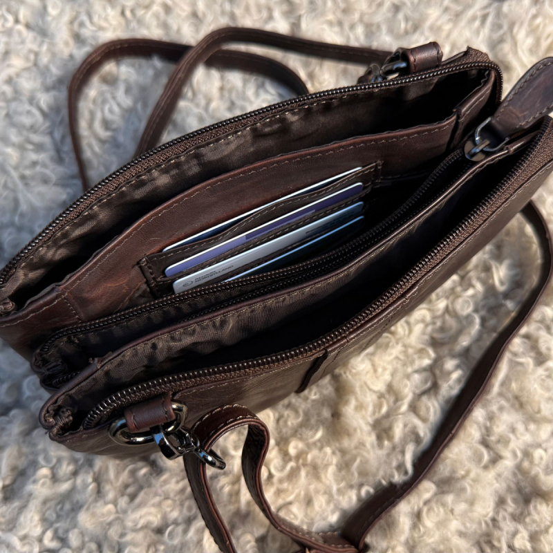 Petra skuldertasker i mørk brun bøffellæder - Leather design - Freja skind