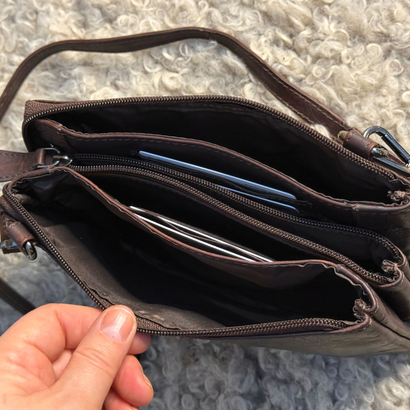 Petra skuldertasker i mørk brun bøffellæder - Leather design - Freja skind