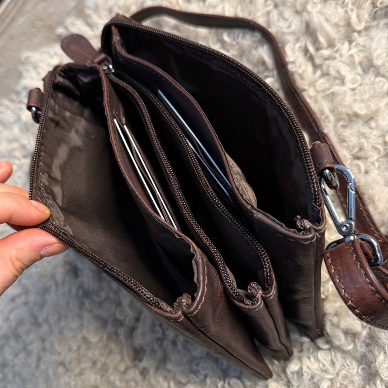 Petra skuldertasker i mørk brun bøffellæder - Leather design - Freja skind