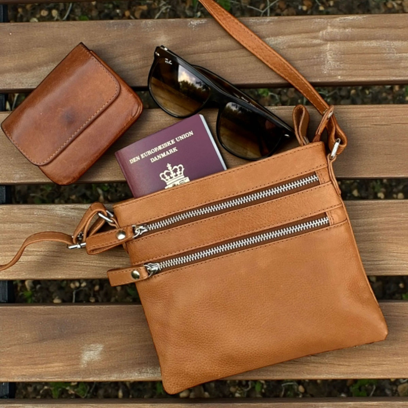 Lullu crossbody-väska i mjukt cognac kalvskinn - Freja Skind