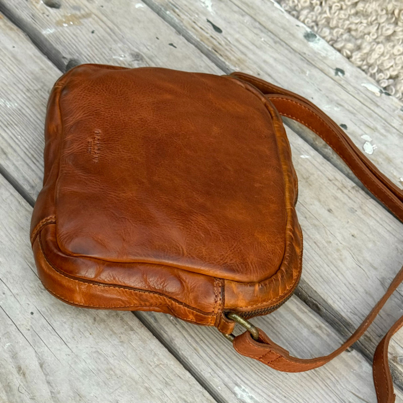Eldora crossbody taske i rustik bøffellæder - Montana 272401