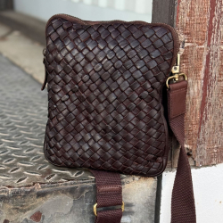 Brun Aurora crossbody taske med flet på front - Montana - Freja skind