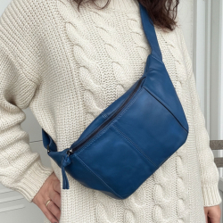 Silja bumbag med skindrem - Blød blå lammeskind - Eksklusiv hos Freja skind