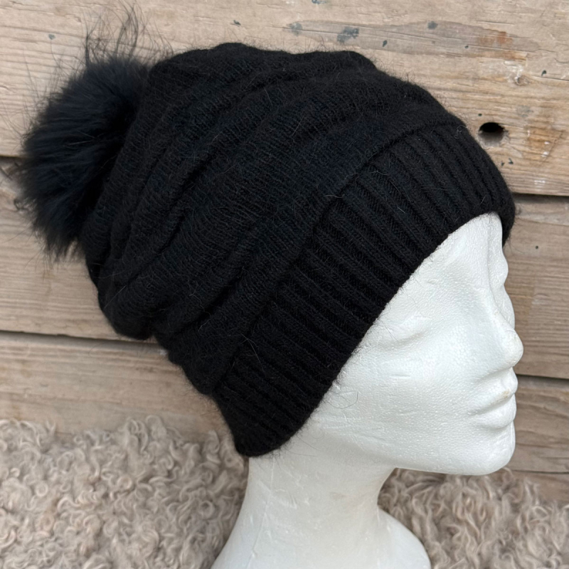 sort strikhue med sort kvast - blød varm og lækker