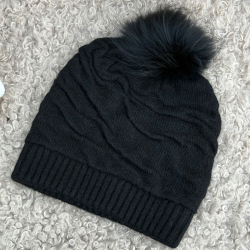 sort strikhue med sort kvast - blød varm og lækker