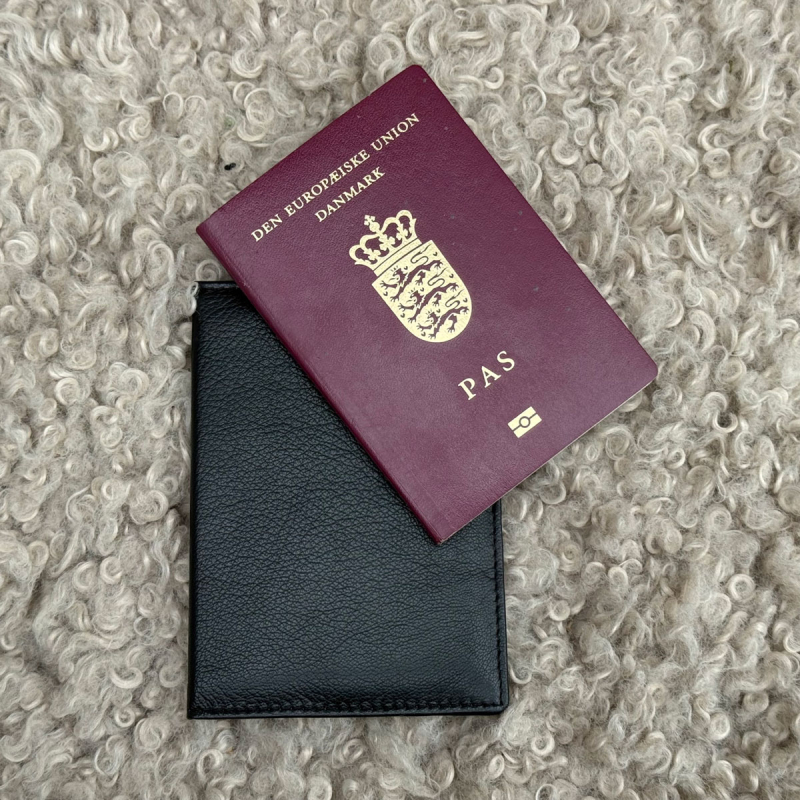 Passfodral - För ditt pass - Svart kalvskinn - Leather design