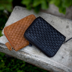 Dervio damepung med flet på front - Cognac eller sort kalveskind - Montana 162310