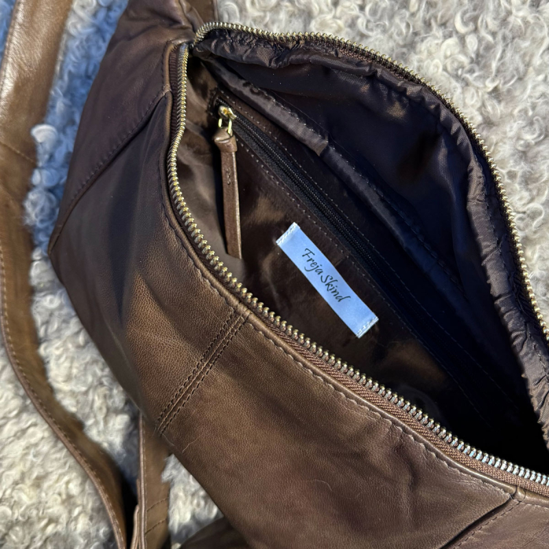 Brun silja stor model - guld farvet metal - Freja skind