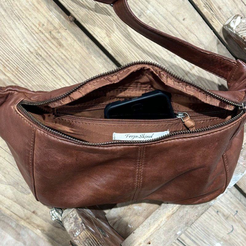 Stor Silja bumbag i blød mørk cognac lammeskind - Freja skind