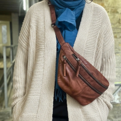 Vivian bumbag i blød skind - mørk cognac - Freja skind