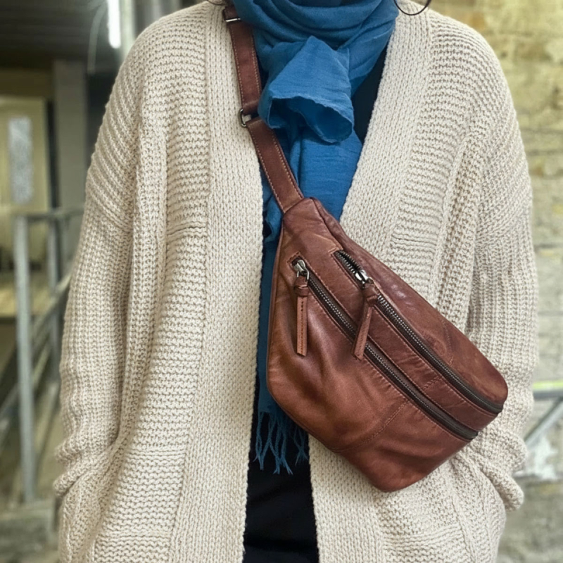 Vivian bumbag i blød skind - mørk cognac - Freja skind
