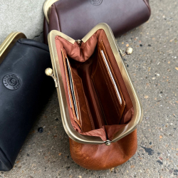 Gerda damepung med bøjle - vokset bøffellæder - Leather design UR 360 - Freja skind