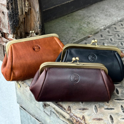 Gerda damepung med bøjle - vokset bøffellæder - Leather design UR 360 - Freja skind