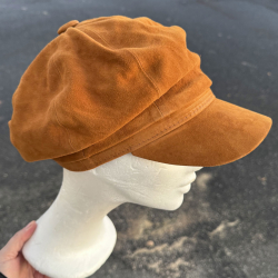 damehat i camel farvet ruskind - Freja skind