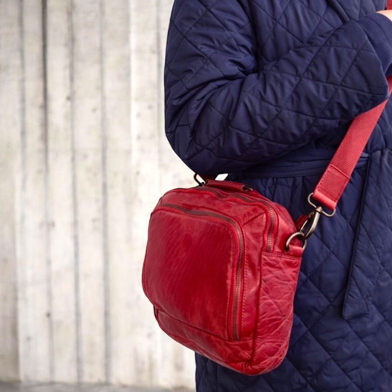 Emery crossbody med handtag och avtagbar rem - Mjuk röd buffel - Montana