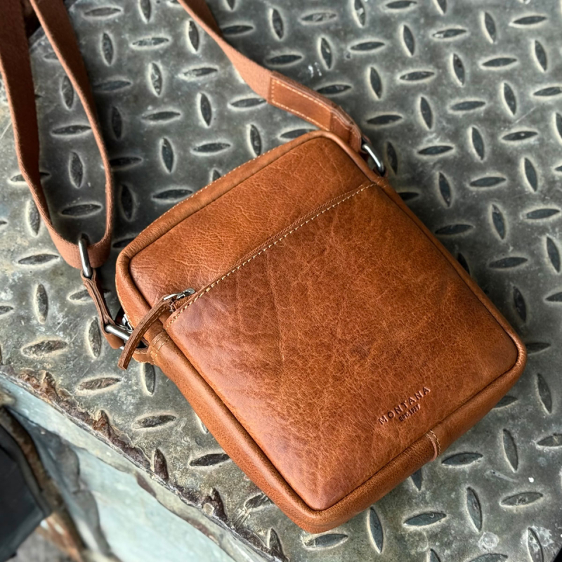 Axel crossbody herrväska i patinerat cognac buffelläder - Montana