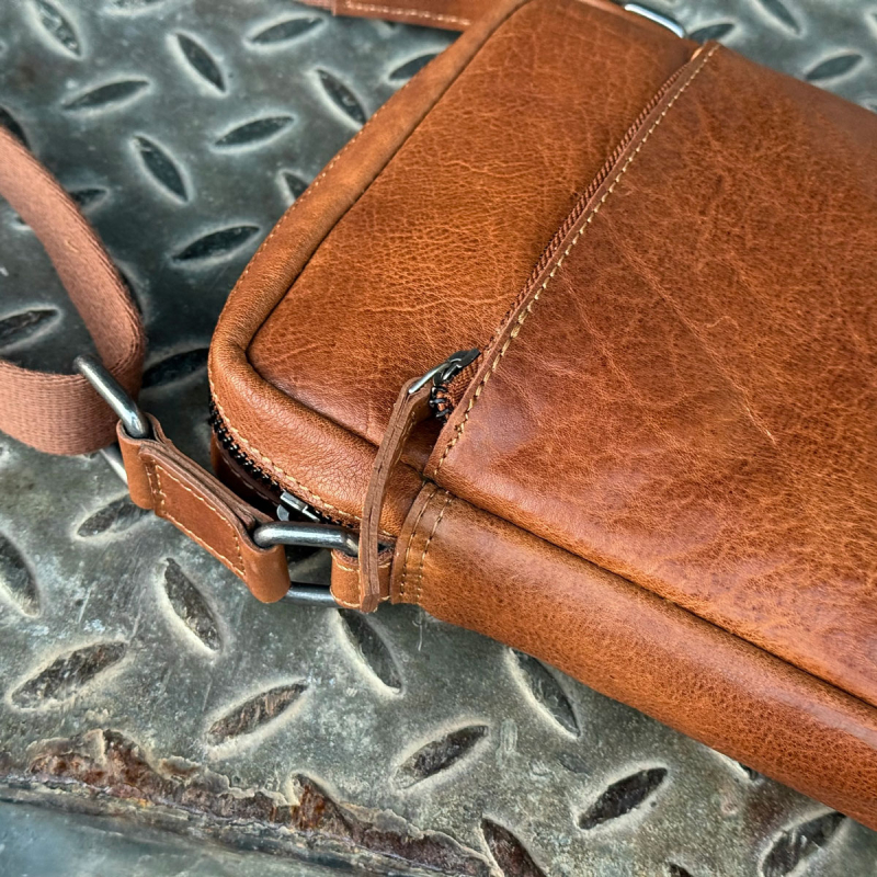 Axel crossbody herrväska i patinerat cognac buffelläder - Montana