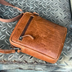 Axel crossbody herretaske - Patineret cognac bøffelskind - Montana - 272520