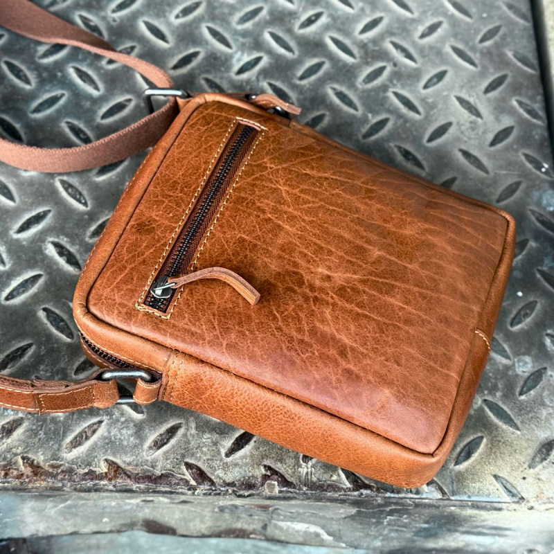 Axel crossbody herrväska i patinerat cognac buffelläder - Montana