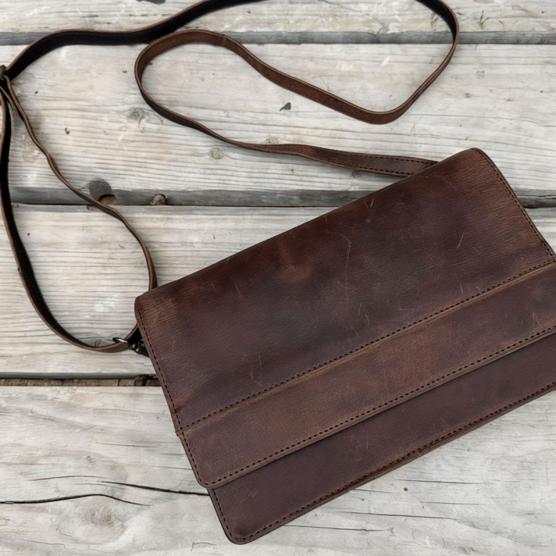 Luna skinnväska med lock - Hunter brun buffelskinn - Leather design