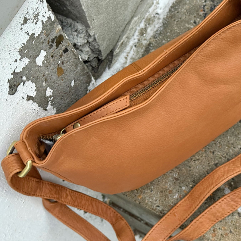 Cognac Lida crossbody taske i kalveskind - Treats - Freja skind