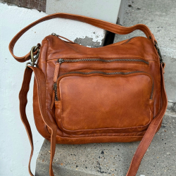 Hardin lædertaske - crossbody - to remme - patineret cognac - Montana